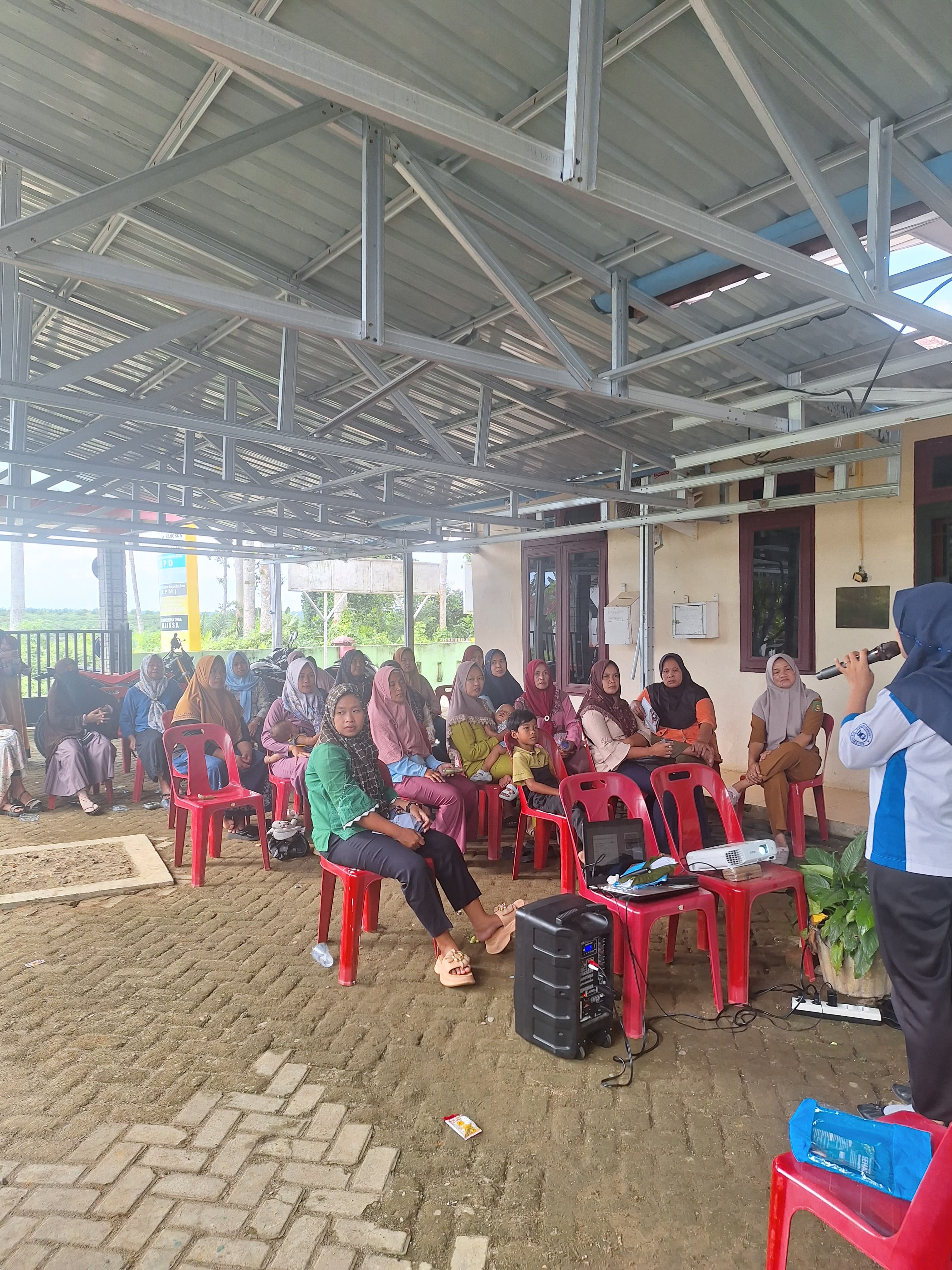 OSIALISASI TENTANG PEMBALUT KAIN CUCI ULANG ATAU SEHAT DAN PEMBAGIAN SABUN CUCI PIRING GERATIS DI KANTOR DESA PERKEBUNAN BUNGARA