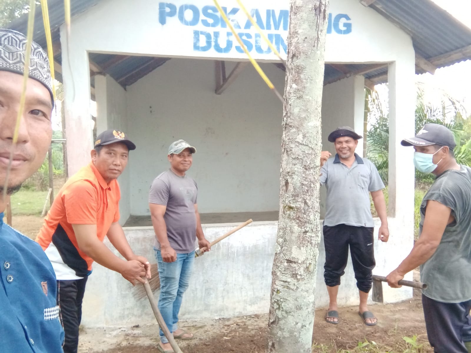 KEGIATAN GOTONG ROYONG MEMBERSIHKAN POSKAMLING DI DUSUN 2 PONDOK PAJAK DESA PERKEBUNAN BUNGARA