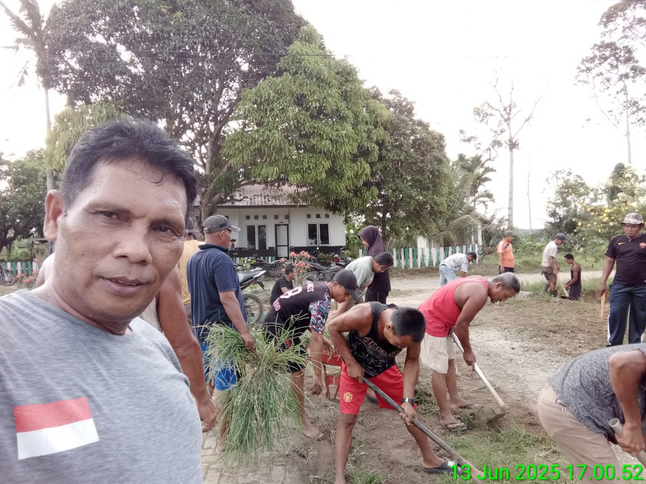 KEGIATAN GOTONG ROYONG ( JUM'AT BERSIH ) DI DUSUN II PONDOK PAJAK DESA PERKEBUNAN BUNGARA