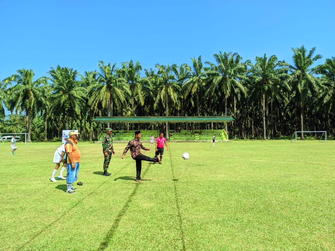 PELEPASAN KEGIATAN TURNAMEN SEPAK BOLA AL-ZHAQI CUP 2025 YANG DIADAKAN DI DUSUN I PONDOK BAWAH DESA PERKEBUNAN BUNGARA