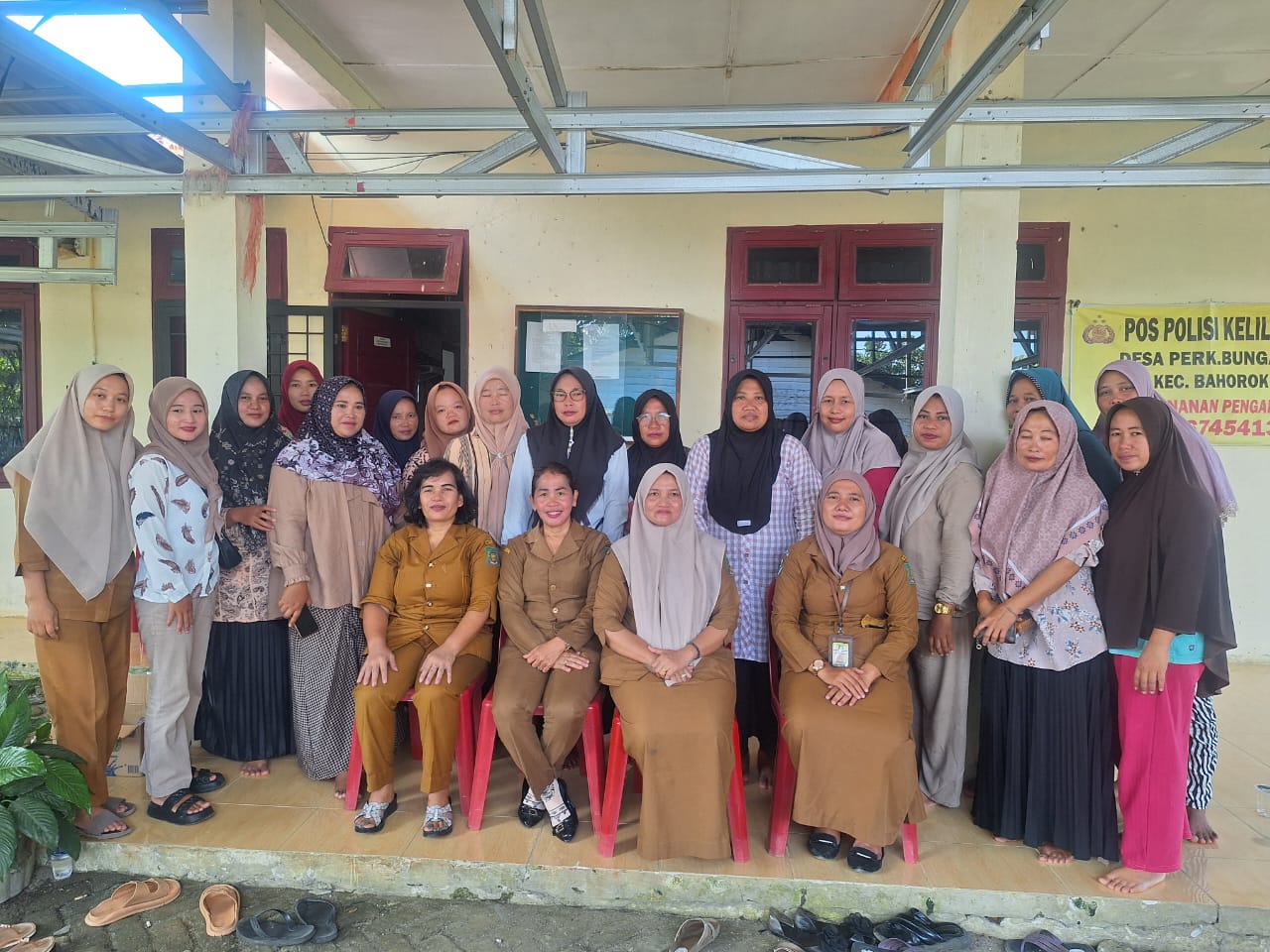 KEGIATAN CEK GULA DARAH DAN KOLESTROL DI DESA PERKEBUNAN BUNGARA OLEH TIM IBU BIDAN PUSKESMAS BAHOROK